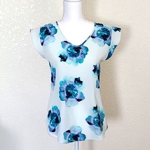 Ann Taylor floral lightweight top with cap sleeves, size M
